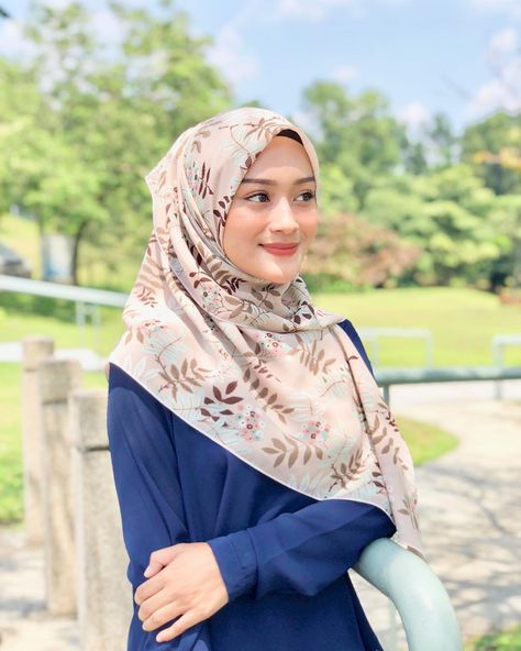 Bawal printed from @atyrascarf 💐💖 Bawal Printed, Tudung Bawal, Pashmina Scarf, Beautiful Hijab, Hijab Style, Scarf Shawl, Hijab Fashion, Shawl, Quick Saves