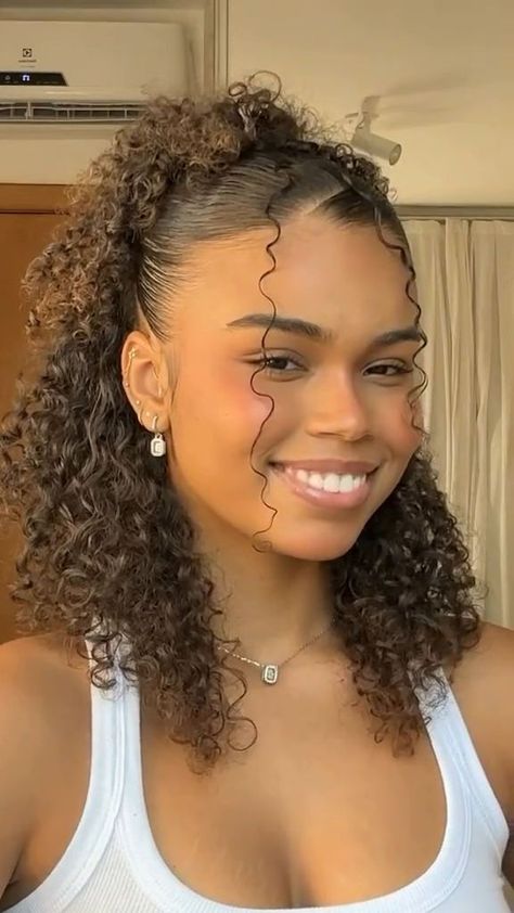 Natural Curl Hairstyle, Curl Hairstyle, Long Curly Hairstyles, Hairstyle Ideas Easy, Trendy Hairstyle, Easy Hairstyle, Chic Accessories, Natural Curls, Hairstyle Ideas