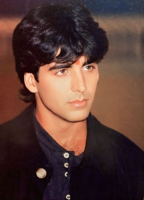 90s Bollywood Actors Aesthetic, Akshay Kumar 90s Photos, Young Akshay Kumar, Akshay Kumar Aesthetic, Akshay Kumar 90s, Dhinchak Pooja, Akshay Kumar Photoshoot, Vintage Bollywood Aesthetic, Best Bollywood Movies