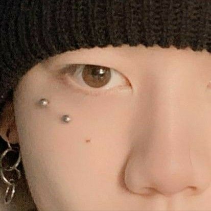 Spider Bites Pictures Piercing, Pirsing Eyebrow, Under Eye Piercing, Dermal Piercing Face, Piercing Inspo Face, Eyebrows Piercing, Anti Eyebrow Piercing, Face Dermal Piercing, Nose Bridge Piercing