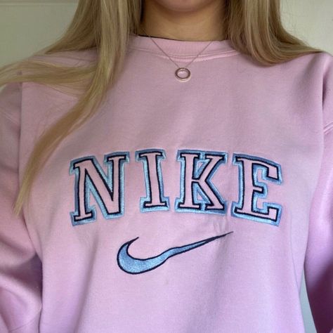 Cute Nike Sweatshirts, Outfit Inspo School, Vintage Nike Sweater, Diy Embroidery Shirt, Workout Clothes Nike, Sweatshirt Ideas, Custom Outfits, Streetwear Outfit Ideas, Cute Nike