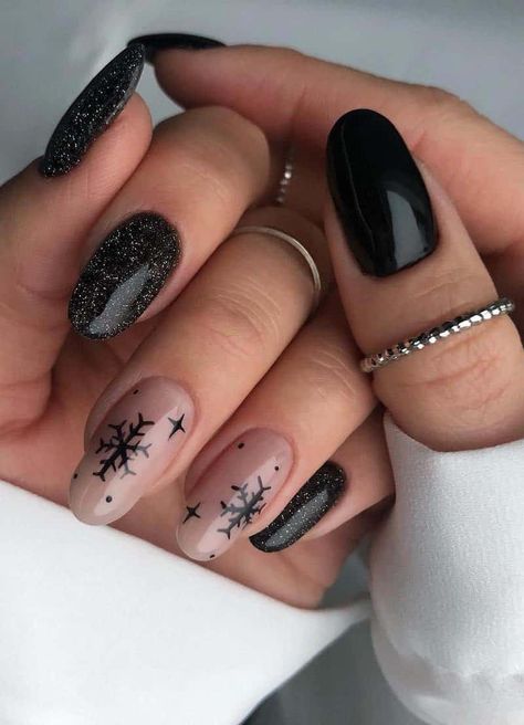 24 Simple Black Christmas Nails To Try This Holiday Season! Black Christmas Nails, Christmas Nail Ideas, Black Nails With Glitter, Feather Nails, Holiday Nails Christmas, Cute Christmas Nails, Dark Nails, Festival Nails, New Year's Nails