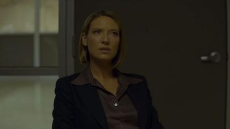 The blouse in brown from the Dr. Wendy Carr (Anna Torv) in Mindhunter (S02E05) | Spotern Wendy Carr, Woman Blazer, Anna Torv, 70s Shirts, Brown Tie, Favourite Characters, Long Trench, Long Trench Coat, Blonde Bombshell