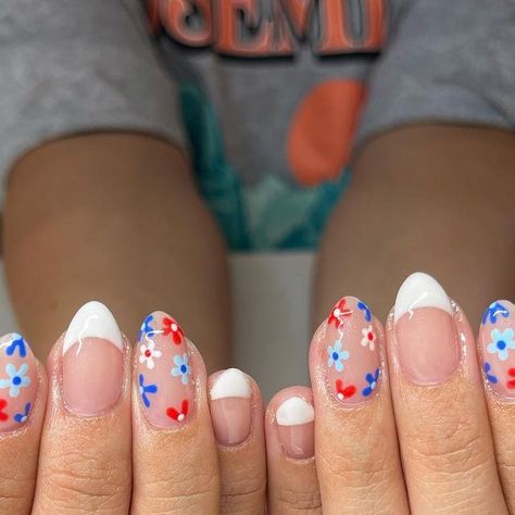 Payton Meyers on Instagram Natural Fourth Of July Nails, Fourth Of July Flowers, July Flowers, Fourth Of July Nails, July Nails, Round Nails, Festival Nails, Flower Nails, Blue Nails