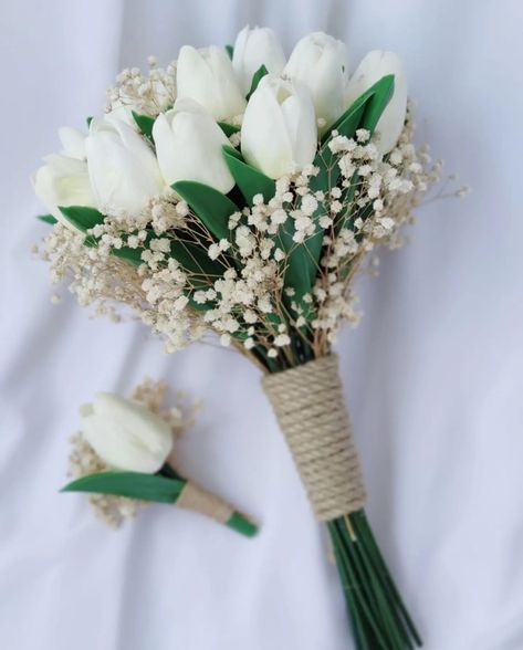 🌸 Boquetes Of Flowers Engagement, Bride Flower Bouquet Simple, Engagement Flowers Bouquet, Tulip Bouquet Wedding, Tulip Bridal Bouquet, Brides Flowers Bouquet, Small Wedding Bouquets, Simple Wedding Bouquets, Tulip Wedding