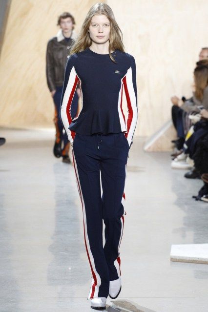 Lacoste’s Felipe Oliveira Baptista was inspired by the brand’s ski heritage for the fall-winter 2016 runway collection. Showing mens and women’s looks, the creative director focused on #sporty shapes and #graphic color combinations with a #streetwear edge. #fw16 Sports Wear Fashion, Estilo Fitness, 2016 Fall, Track Pant, Winter Stil, Gym Tops, Sport Style, Sport Chic, Sports Suit