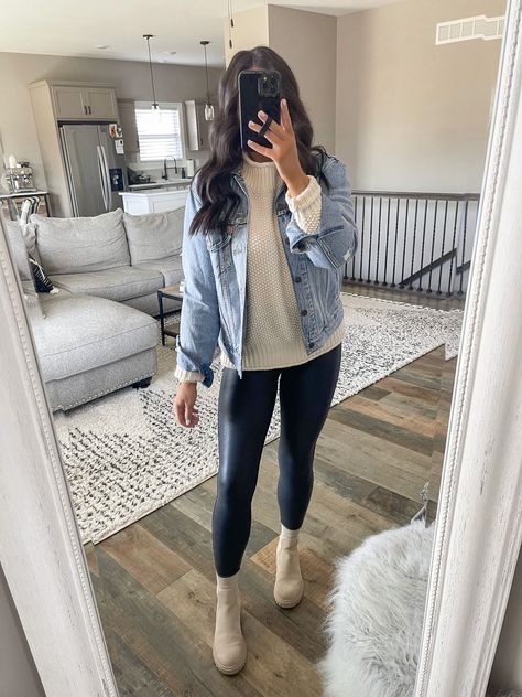 Winter Legging Outfits, Legging Outfits Winter, Athletic Leggings Outfit, Winter Outfit Leggings, Leggings Outfit Work, High Top Sneakers Outfit, Leggings Outfit For School, Oversized Denim Jacket Outfit, School Leggings Outfit