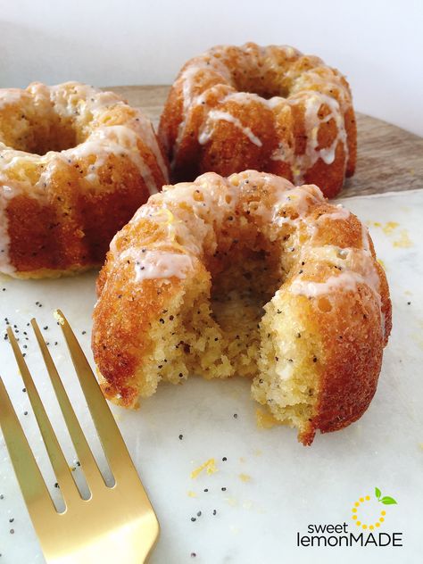 Glazed Lemon Poppy Seed Mini Bundt Cakes | sweetlemonMADE.com 🍋 #lemonpoppyseed #bundtcakes #dessert #lemon #sweetlemoneats Lemon Poppyseed Bundt Cake, Poppyseed Bundt Cake, Mini Lemon Bundt Cakes, Poppy Seed Bundt Cake, Mini Bundt Cakes Recipes, Dessert Lemon, Cake Magic, Mason Jar Desserts, Lemon Poppyseed Cake