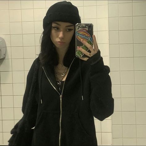 Black Beanie Outfit, Beanie Outfit, Masc Outfits, Alt Girls, Skating Outfits, Girl Fits, Cool Fits, Grunge Outfits, Dream Clothes