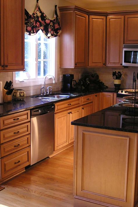 Honey Oak Cabinets Granite Countertops, Tile Backsplash Black Countertop, What Color Cabinets With Black Granite, Oak Cabinets With Black Countertops, Cabinet Colors With Black Granite, Brown And Black Kitchen, Kitchen Tile Backsplash With Oak, Black And Brown Kitchen, Kitchen Countertops With White Cabinets