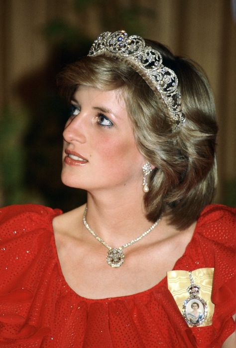 Princess Diana in the Spencer Family Tiara, Prince of Wales Feather Pendant, and Emir of Qatar Earrings Princess Diana Jewelry, Princess Diana Wedding, Princesa Real, Spencer Family, Diana Wedding, Princess Diana Fashion, Princess Diana Photos, Princess Diana Pictures, Prinz Harry