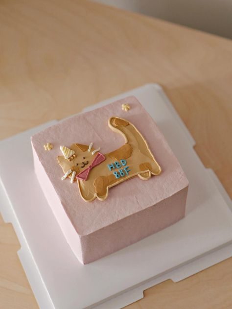 Chocolate Cake With Decoration, Cute Cake Designs Aesthetic, Cute Mini Cakes Birthdays, French Birthday Cake, Tort Aesthetic, Small Cake Decorating, Cat Birthday Cake Ideas, Cat Cake Birthday, Tiny Cakes Ideas