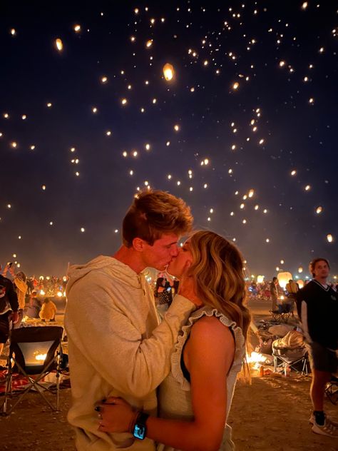 Couples Lantern Pictures, Lantern Festival Photoshoot, Lantern Festival Picture Ideas, Lantern Festival Couple, Lanterns Festival, Lantern Fest, Water Lantern Festival, Engament Photos, New York City Pictures