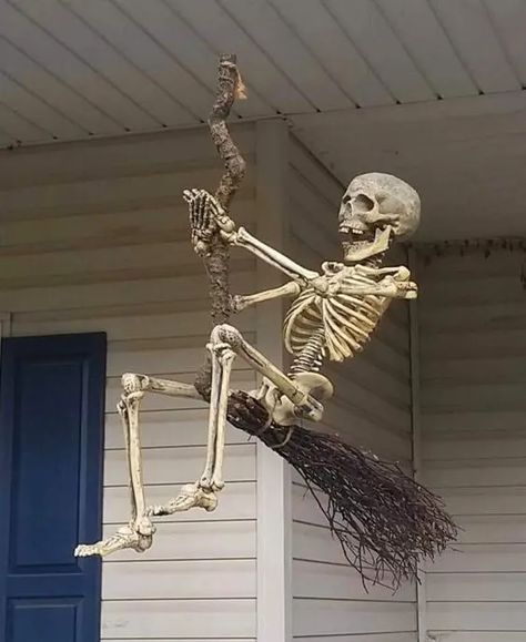 30  Funny Skeleton Front Yard Decor Ideas: The Perfect Halloween Display with Skulls and Bones 25 Porche Halloween, Pelottava Halloween, Dekorasi Halloween, Halloween Diy Outdoor, Halloween Decor Diy, Halloween Skeleton Decorations, Halloween Outside, Casa Halloween, Adornos Halloween