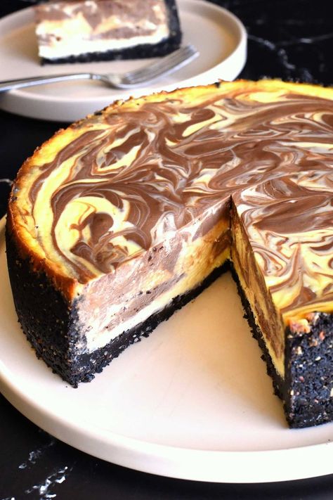 Chocolate Almond Marble Cheesecake Chocolate Marble Cheesecake, Flavored Cheesecake, Elegant Meals, Marble Cheesecake, Nut Dessert, Cheesecake Trifle, Kimberly Ann, How To Make Cheesecake, Night Food