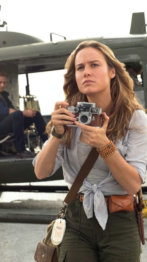 Brie Larson Archeologist Aesthetic, Traveler Aesthetic, Capsule Clothing, Kong Skull Island, Safari Outfits, Captain Marvel Carol Danvers, Girls With Cameras, Skull Island, Adventure Outfit