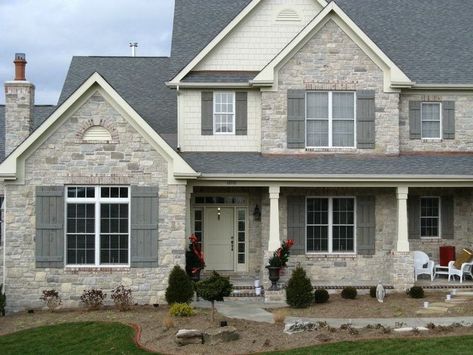 Homes With Stone Exterior Accents, Tan Exterior House Colors, Stone Veneer Exterior Houses, Grey Stucco, Natural Veneers, Fachada Exterior, Stone Veneer Exterior, Exterior Siding Options, Ashlar Pattern