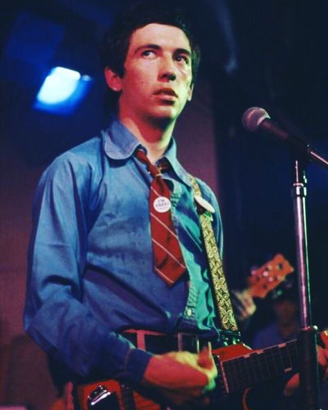 #RIP #peteshelley #thebuzzcocks #buzzcocks #music #vintage #band #musician #singer #songwriter #fashionblogger #styleblogger #beautyblogger The Buzzcocks, Garage Punk, Performing On Stage, Skate Punk, British Punk, 70s Punk, Punk Rock Bands, Hardcore Punk, The New Wave