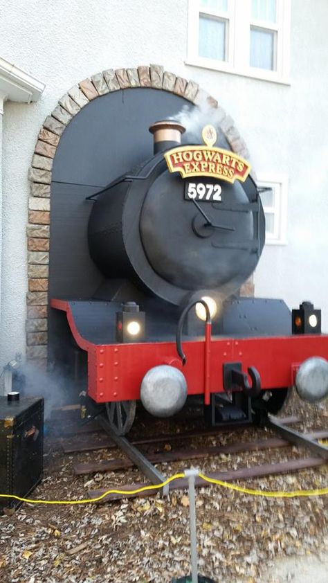 https://www.facebook.com/hogwartsinhartland/ Hogwarts Express Trolley, Hogwarts Express Train Diy, Cinema Decoration, Halloween Camper, Harry Potter Office, Roof Party, Harry Potter Weekend, Harry Potter Trunk, Harry Potter Shower