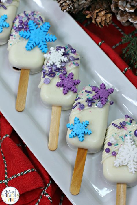 How to Make Frozen Cakesicles - Easy Family Recipe Ideas Frozen Cakesicles, Cakesicles Ideas For Birthday, Cakesicles Ideas, Frozen Cake Pops, Pastel Frozen, Lila Party, Morning Ideas, Frozen Birthday Party Decorations, Disney Cupcakes