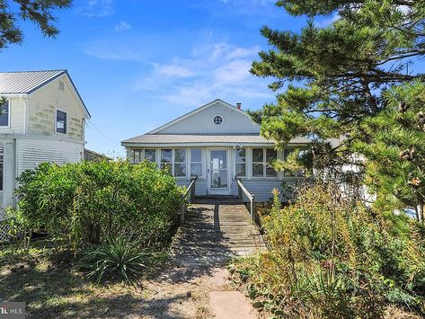 Delaware Beach House, Old Beach House Aesthetic, Tiny Beach Cottage, Small Beach Cottages, Old Beach House, Vintage Beach House, Screened In Back Porch, Houses By The Beach, Beach House Aesthetic