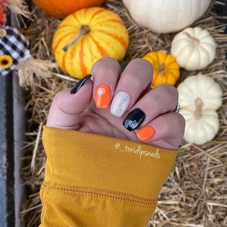 Revel Halloween Nails, Revel Nail Dip Powder Ideas Halloween, Dip Nails Halloween Ideas, Sns Dipping Powder Nails Halloween, Dip Powder Halloween Nails, Halloween Nail Dip, Halloween Nails Dip Powder, Basic Halloween Nails, Fall Pedicures