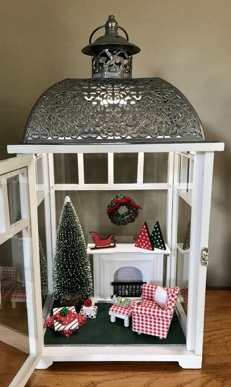 Christmas Lantern Diorama, Lantern Ornaments Diy, Lantern Miniature Scenes, Christmas Lanterns Decorated Ideas, Decorating Lanterns For Christmas, Lantern Christmas Scene, Christmas Lantern Diy, Christmas Latern Ideas, Christmas Lanterns Decorated Diy