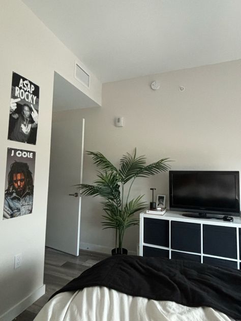 #aesthetic #rapper #posters #bedroom #bedroomideas #blackandwhiteaesthetic #plants #minimalist Boho Bedroom Men, Minimalist Bedroom Tv Wall, Boy Apartment Aesthetic, Rapper Bedroom, Boys Room Ideas Teenagers Teen Bedroom, Black And White Bedroom Ideas Cozy, Grey Aesthetic Room, Male Room Aesthetic, White And Black Room