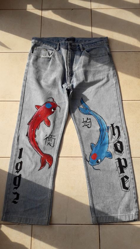 Men Painted Jeans, Painted Jeans Men, Custom Clothes Aesthetic, Drawing On Jeans Ideas, Lesbian Outfits, Diy Pants, Painted Clothes Diy, Geek Clothes, Diy Clothes And Shoes