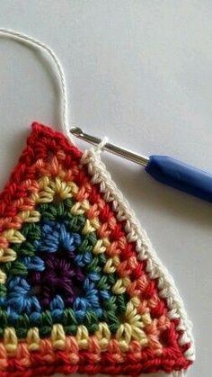 Crochet Bunting Pattern, Virkning Diagram, Bunting Pattern, Granny Square Haken, Hantverk Diy, Crochet Bunting, شال كروشيه, Mode Crochet, Crochet Triangle