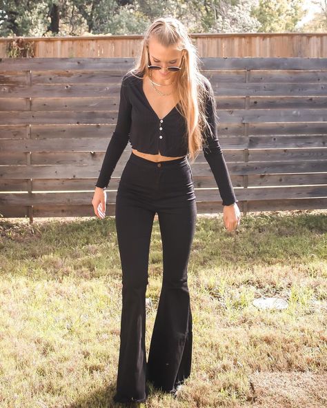 Sugar & Spice | ATX Boutique on Instagram: “All black everything 🖤” Black Bell Bottom Outfit, Black Bell Pants Outfit, How To Style Bell Bottoms Jeans, Bell Bottom Leggings Outfits, Black Bell Bottoms Outfit, White High Top Converse Outfit, How To Style Bell Bottoms, Flared Trousers Outfit, Bell Pants Outfit