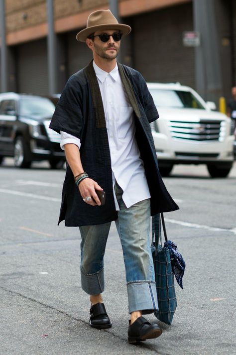 Street Style at New York Fashion Week: Men’s - Slide Show - NYTimes.com Cuffed Pants, Men Street, Mens Fashion Trends, Looks Style, Long Shirt, Mens Street Style, Primavera Estate, Smart Casual, New York Fashion Week