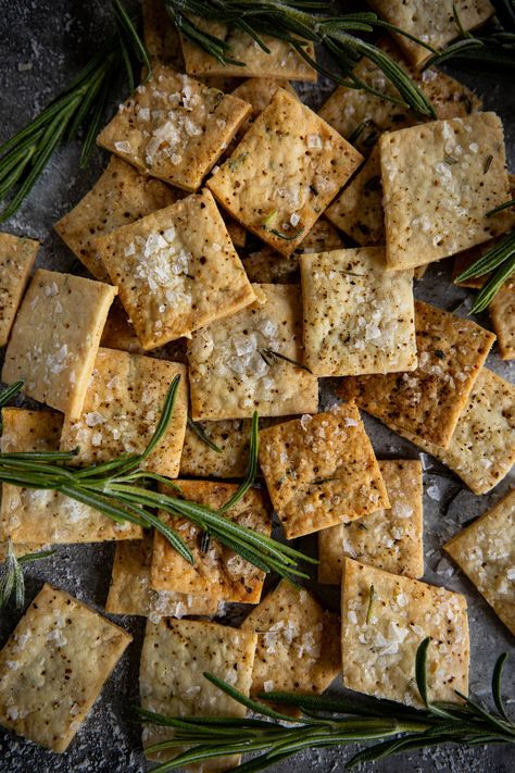 Fresh Cheese Recipe, Rosemary Crackers, Sourdough Crackers, Salt Crackers, Crackers Recipe, Bread Sticks, Homemade Crackers, Gourmet Snacks, Cracker Recipes