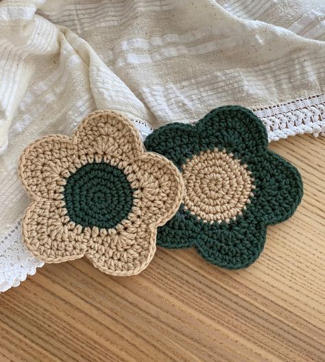 🌸 2 pack Handmade Crochet Coaster🌸 🌈Colour palette🌈 Dark green-Beige 🌼Product Detail🌼 They are made from %100 cotton yarn. The bottom of the coasters is covered with felt. They are approximately 5.3x5.3 inches, 13.5x13.5 cm.  🌺Care Instructions🌺 You can wash by hand the coasters, please be gentle :) Check out my etsy shop for other items. :) 💙You can contact me for your questions and inquiries. 💙 Crochet Dark Green, Crochet Flower Coaster, Coaster Crochet, Daisy Crochet, Flower Coaster, Patron Crochet, Crochet Coaster, Cozy Home Decor, Crochet Clothing And Accessories