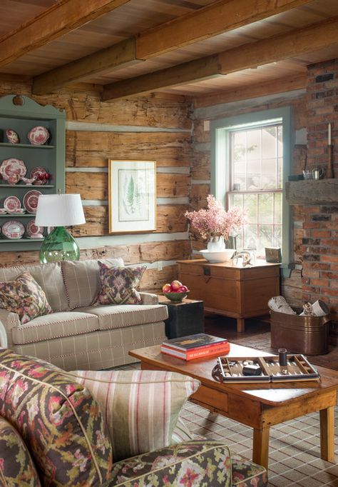 9 Pretty Living Rooms in a Variety of Styles - Town & Country Living Cozy Cabin Living Room, Pretty Living Room, Cottagecore Living, English Living Room, Cabin Living Room, Living Room Decor Rustic, Casa Country, Cottage Living Rooms, Cabin Living