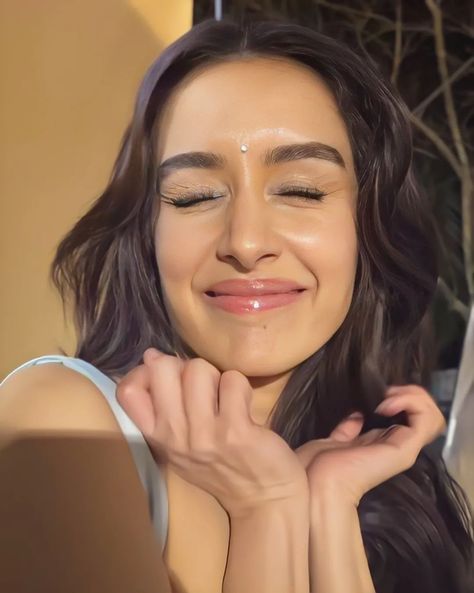 Aesthetic Picture Of Shraddha Kapoor, Shraddha Kapur Images Traditional, Bollywood Actor Women, Half Girlfriend, Movie Makeup, Shraddha Kapoor Cute, Celebrity Casual Outfits, Easy Makeup Tutorial, Trendy Outfits For Teens