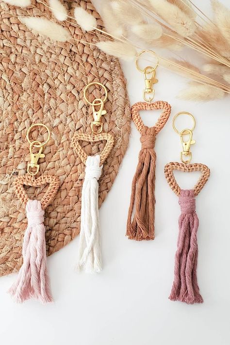 RATTAN HEART BOHO Keychain Bag Charm Tassel Keychain - Etsy Rattan Keychain, Boho Tassel Keychain, Macrame Idea, Bag Tassels, Valentines Day Bags, Easy Valentine Crafts, Boho Keychain, Black Macrame, Macrame Boho