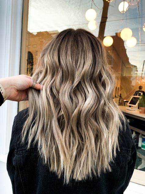 #foilayage #balayage #blonde #blodefoilayage #blodebalayage #hair #blondehair Neutral Balayage Blonde, Foilayage Short Hair, Low Maintance Blonde Balayage, Dusty Blonde Balayage, Foliage Hair Blonde, Katelyn Brown Hair, Partial Blonde Balayage, Blonde Foliage, Foilage Balayage