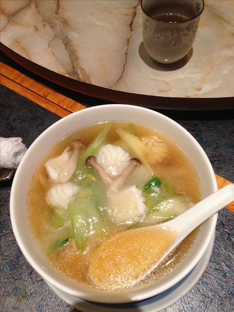 Squid and celery noodle soup at the Chinese seafood restaurant. Chinese Seafood, Butterfly Shrimp, Japan Pics, Crab Soup, Crab Rangoon, Chinese Soup, Seafood Restaurant, Noodle Soup, Wonton Soup