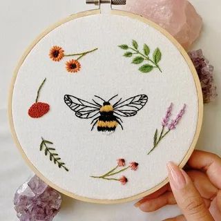 Yandex.Images: search for similar images Embroidery Easter, Bee Embroidery Design, Easter Embroidery Designs, Digital Embroidery Patterns, Bee Embroidery, Easter Embroidery, Diy Embroidery Patterns, Hand Embroidery Projects, Sewing Embroidery Designs