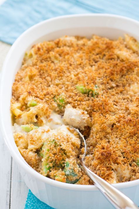 This Broccoli Mac and Cheese is a creamy, cheesy homemade macaroni and cheese recipe! The easy cheese sauce is made on the stove top and then the mac and cheese is baked in the oven until it's hot and bubbly. This easy recipe is a family favorite! Best Mac And Cheese Recipe Easy, Cheesy Shells, Turkey Divan, Broccoli Mac And Cheese Recipe, Broccoli Mac And Cheese, Best Mac And Cheese Recipe, Baked Broccoli, Slow Cooker Broccoli, Best Mac N Cheese Recipe