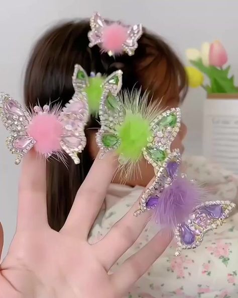 A hairpin that can inflame wings like a real butterfly. Your girl will like it!🥰 | By Plausiblei | Facebook Butterfly Hairpin, Flying Butterfly, Mode Tips, Real Butterfly, Handmade Hair Bows, Butterfly Hair Clip, Blowout Sale, Butterfly Hair