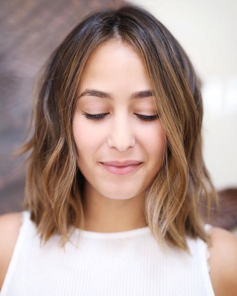 Straight Hair Women, Thick Straight Hair, Haircuts For Straight Hair, Straight Middle Part, Short Brunette, Short Punk Hair, Pinterest Haircuts, Balayage Straight, Balayage Straight Hair