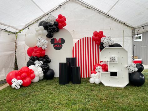 Mickey Mouse Birthday Party Backdrop, Mickey And Minnie Backdrop, Minnie Mouse Backdrop Ideas, Minnie Mouse Backdrop, Mickey Mouse Backdrop, Backdrop Balloons, Minnie Mouse Decorations, Minnie Mouse Balloons, Twodles Birthday