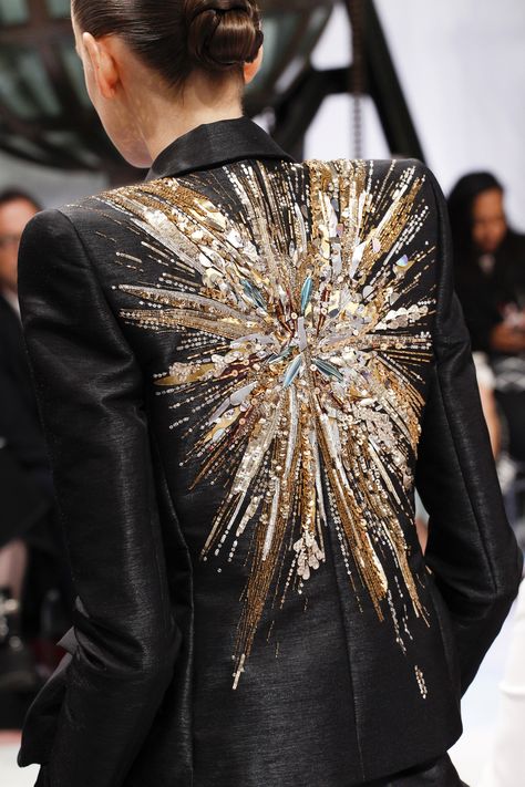 Schiaparelli Fall 2016 Couture Accessories Photos - Vogue Detail Couture, 2016 Couture, Embellished Jacket, Couture Mode, Couture Details, Estilo Punk, Gold Sequins, Embroidery Fashion, Fall 2016