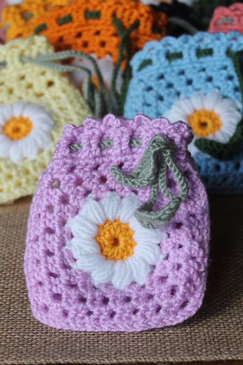 Daisy Crochet pouch knitted by hand for souvenirs and gifts. Tightens with a drawstring. You can use it for gifts, children's games, toys, souvenirs, crystals, make up organizer bags etc. Or you can use it as a toiletry bag in the shower for while traveling. These pouchs is knitted in 50% cotton and 50% acrylic yarn. Care instructions: -You can wash in a washing machine, at 30 degrees. Diy Bag And Purse, Crochet Patterns Bag, Crochet Mini Pouch, Bag Free Crochet Pattern, Daisy Granny Square, Crochet Drawstring Bag, Crochet Drawstring, Daisy Crochet, Daisy Bags