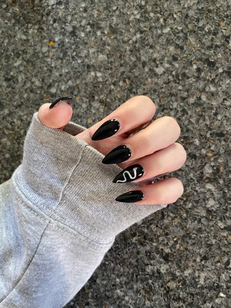 Nails Snake Design, Reputation Nails Taylor Swift, Prom Things, Snake Nails, Taylor Swift Nails, Bad Nails, Swift Outfits, Cute Short Nails, Matte Black Nails