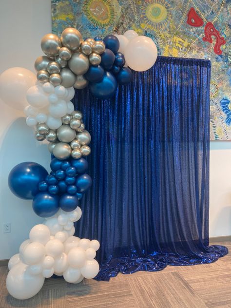 Photo Booth With Balloons, Blue Photobooth Backdrop, Blue Booth Design, Photobooth Balloon Backdrop, Blue White And Gold Party Decor, Blue Theme Graduation Party, Blue And White Grad Party, Ide Photobooth, Blue Photobooth