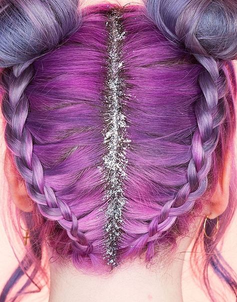 13 Essential Glitter Hacks for Girls Who Are Actually Unicorns Inside - Cosmopolitan.com Purple Roots, Hair Glitter, Glitter Fashion, Glitter Face, Cosmetic Glitter, Hair Color Purple, Body Glitter, Trendy Hair Color, Crazy Hair Days