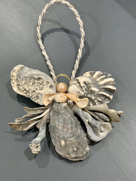 Oyster Shell Xmas Decorations, Angel Shell Ornaments, Angel Shell Art, Oyster Angel Ornament, Oyster Shell Angels Diy, Christmas Oyster Ornaments, Shell Angels Craft Ideas, Seashell Angel Ornaments, Seashell Christmas Crafts